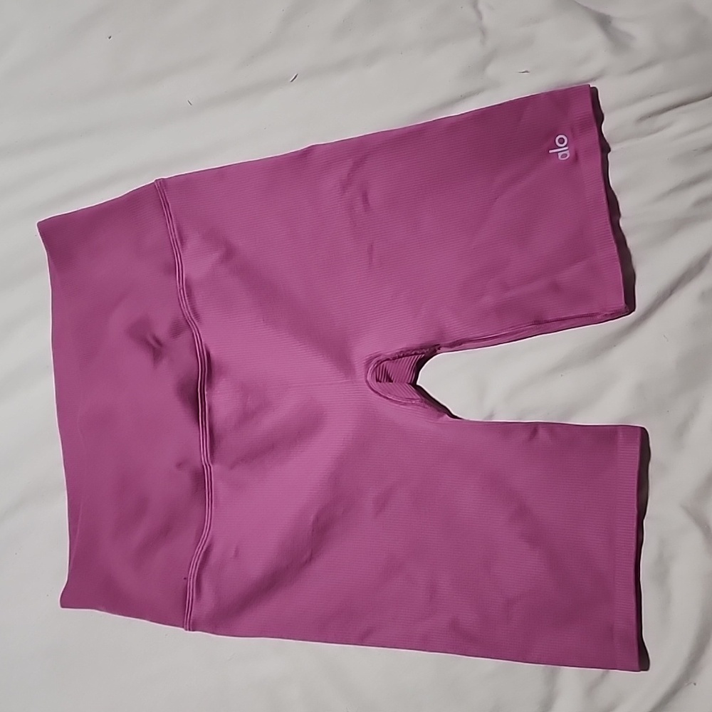 Alo Yoga Seamless High-Wasted Ribbed Biker Short. Size Medium. Raspberry Sorbet.